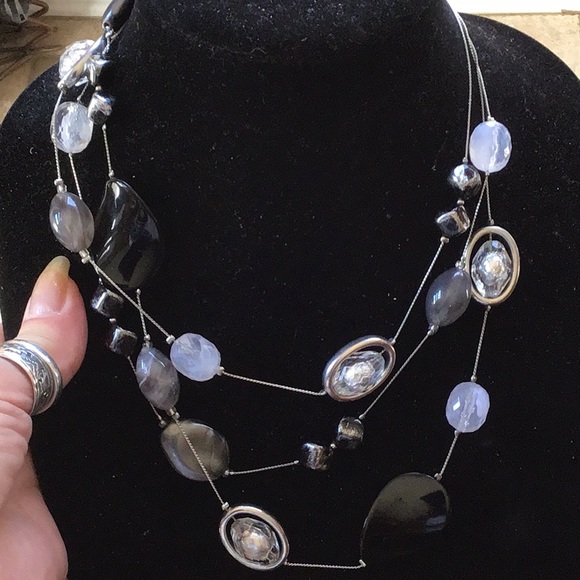 Lot of 4 necklaces, 2 gold, 2 silver sizes vary - Picture 2 of 8